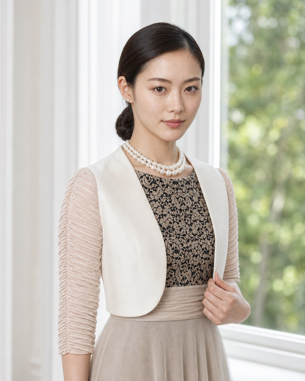 窓辺で、アイボリーのボレロとレースのドレスを着た女性
